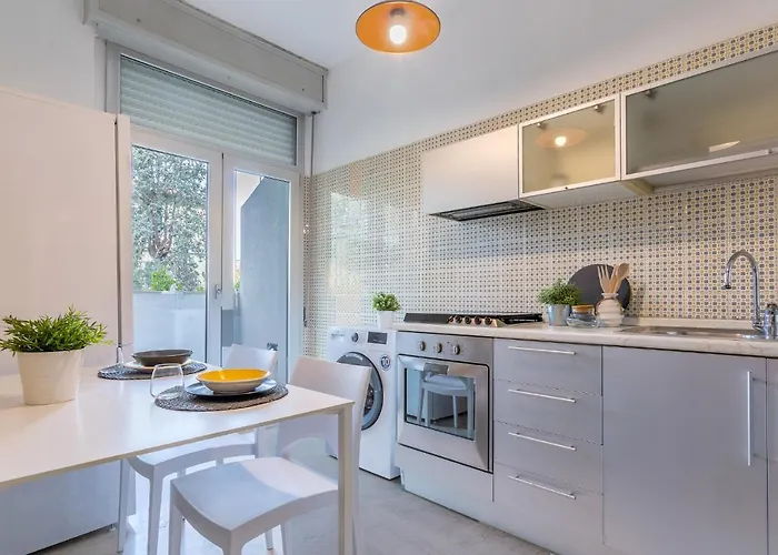 Guesthost - A 5 Min Dalla Stazione X5 *