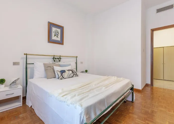 Guesthost - A 5 Min Dalla Stazione X5 Apartament